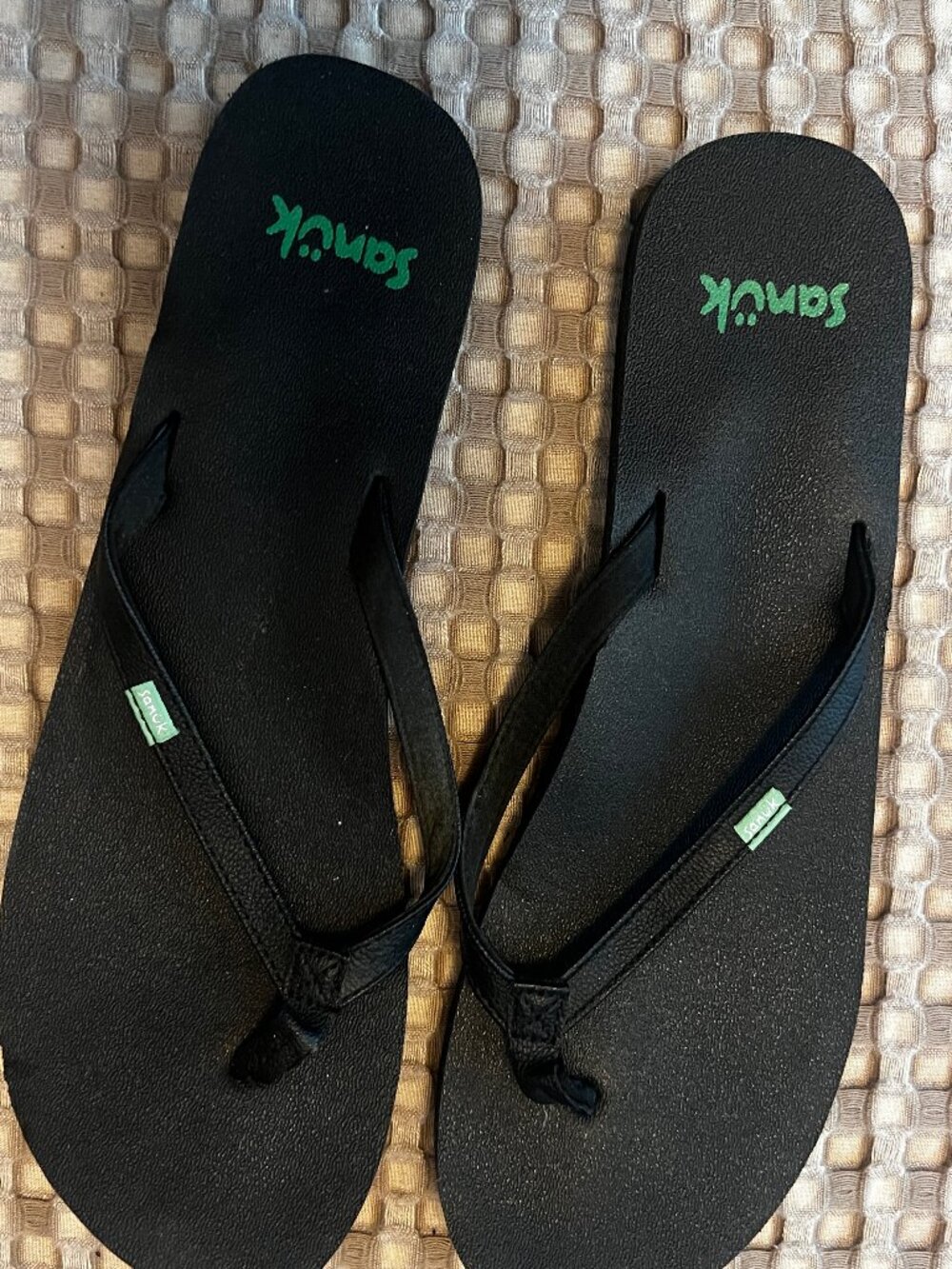 Sanuk Black Size 8 Flip Flops